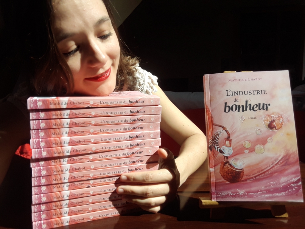 Mathilde Chabot au milieu de ses livres