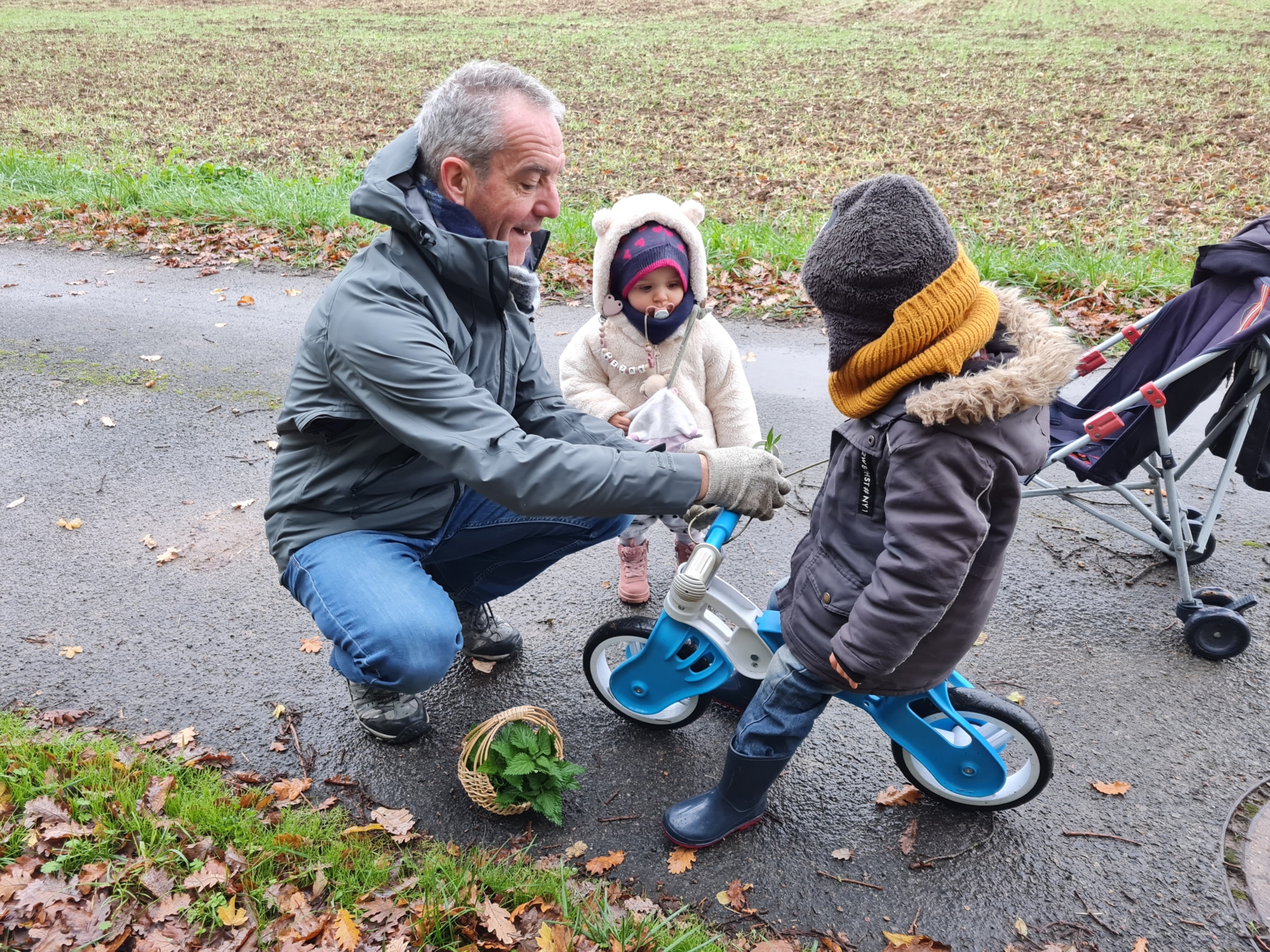 Didier Chabot partage sa passion des orties avec ses petits-enfants